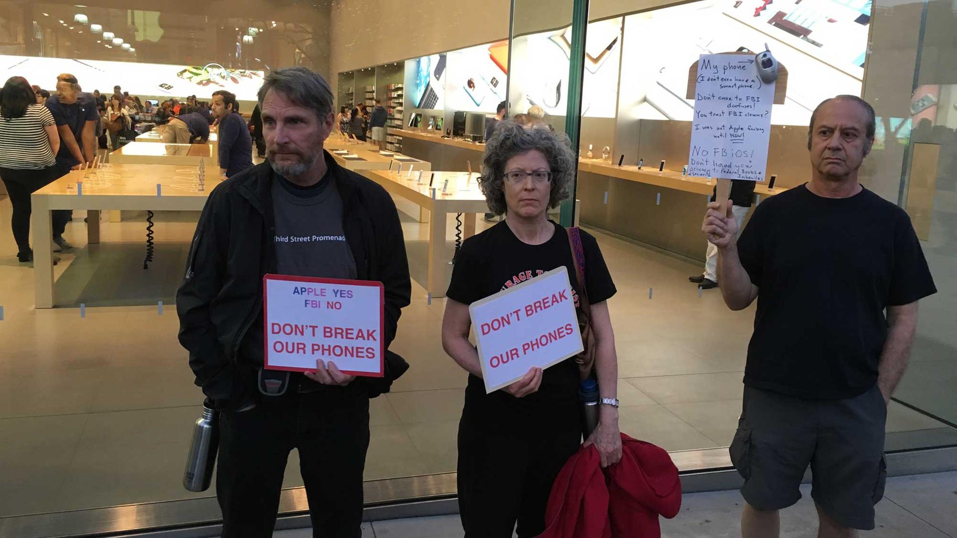 Demonstranten vor einem Apple-Laden in Los Angeles. Hintergrund ist die Forderung des FBI an Apple, den Zugriff auf das iPhone des San-Bernardino-Attentäters zu ermöglichen. Demonstranten vor einem Apple-Laden in Los Angeles. Hintergrund ist die Forderung des FBI an Apple, den Zugriff auf das iPhone des San-Bernardino-Attentäters zu ermöglichen.