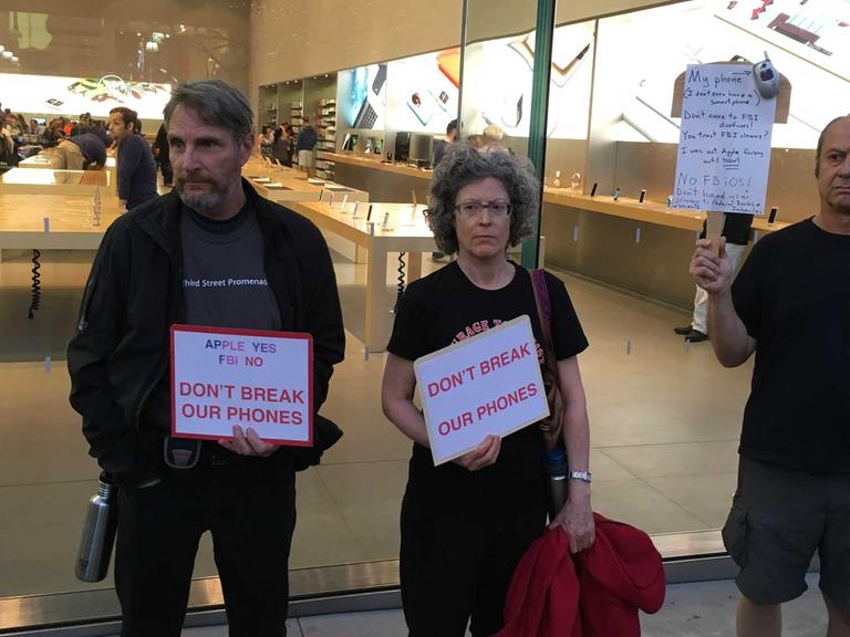 Demonstranten vor einem Apple-Laden in Los Angeles. Hintergrund ist die Forderung des FBI an Apple, den Zugriff auf das iPhone des San-Bernardino-Attentäters zu ermöglichen.