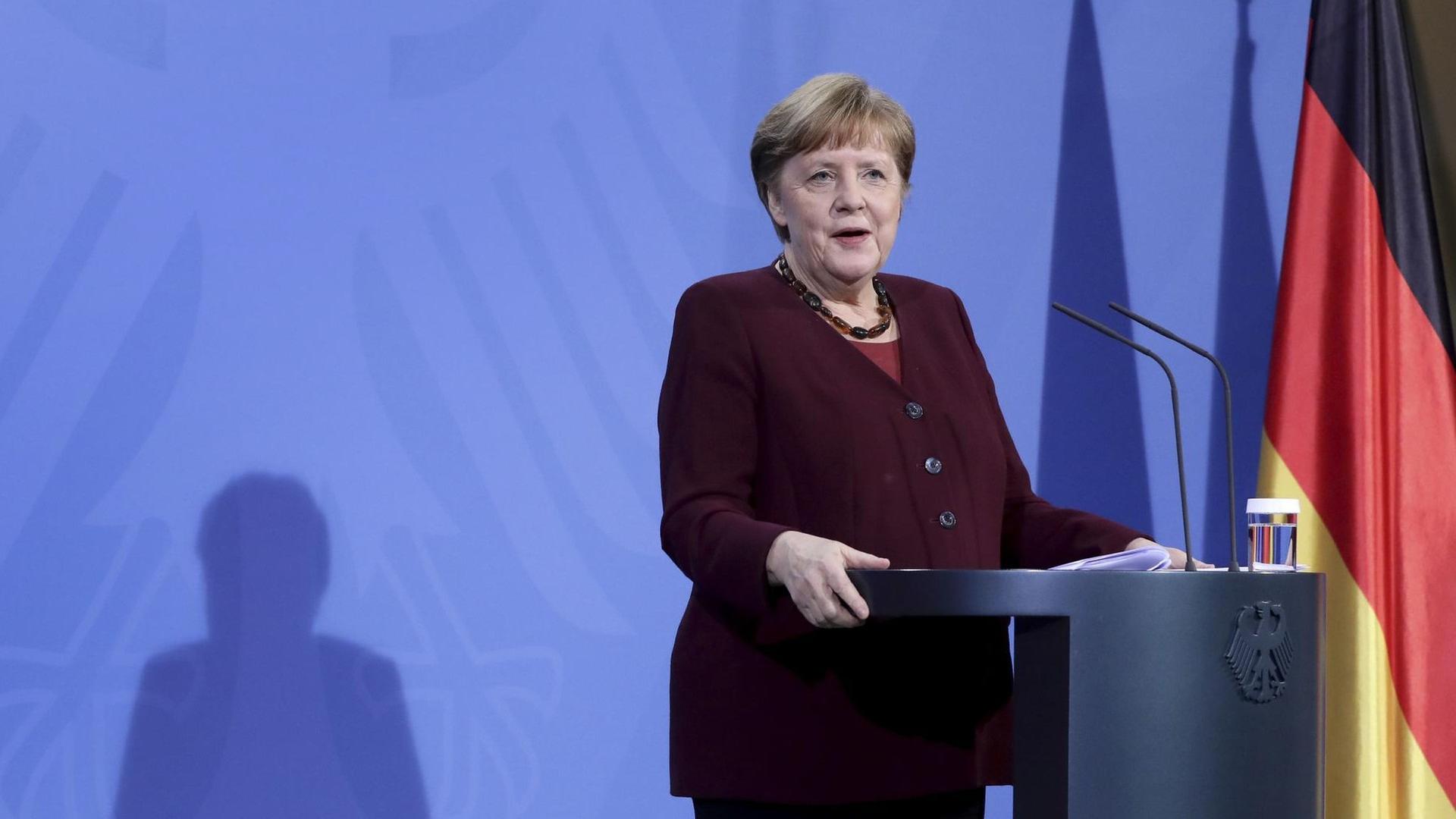 Merkel während der Pressekonferenz nach den Beratungen zur Impfstrategie Merkel während der Pressekonferenz nach den Beratungen zur Impfstrategie
