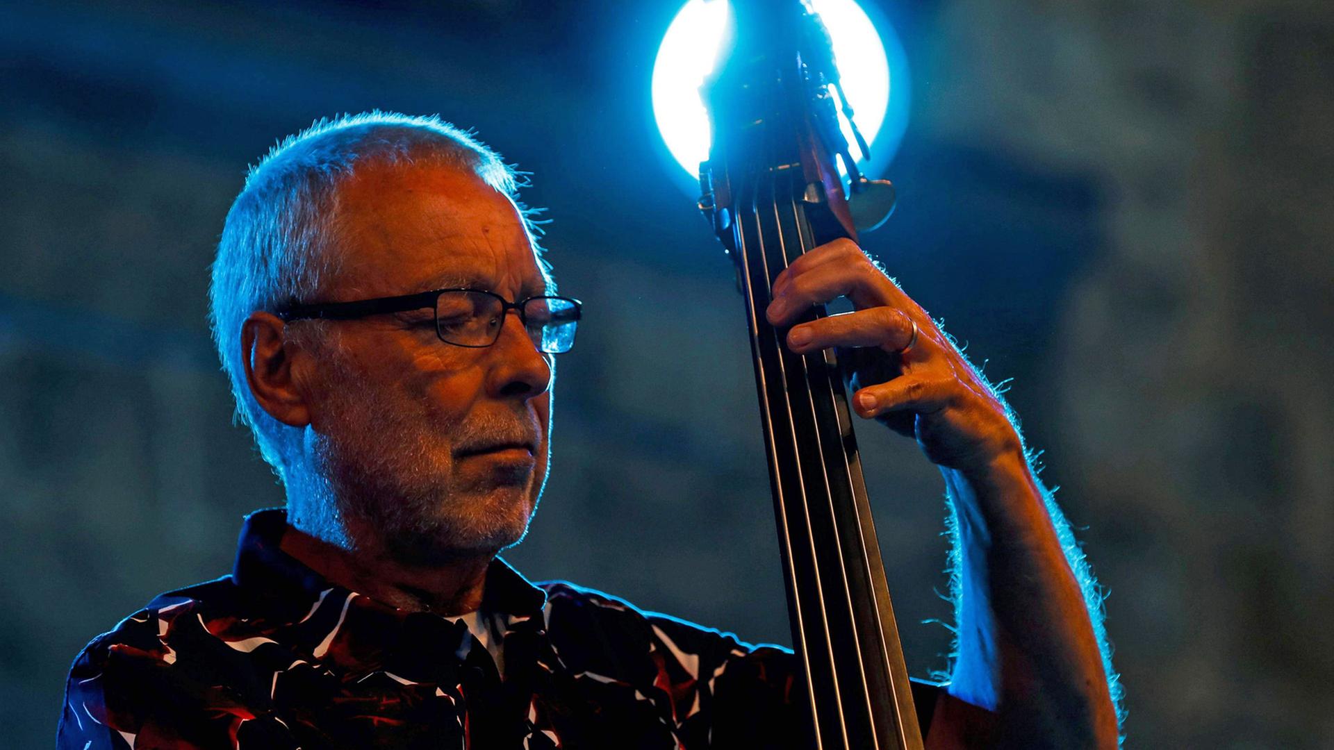 Der britische Jazz-Bassist Dave Holland als Teil des Trios Holland/Husain/Poter beim 53. San Sebastian Jazz Festival am 27. Juli 2018 Der britische Jazz-Bassist Dave Holland als Teil des Trios Holland/Husain/Poter beim 53. San Sebastian Jazz Festival am 27. Juli 2018