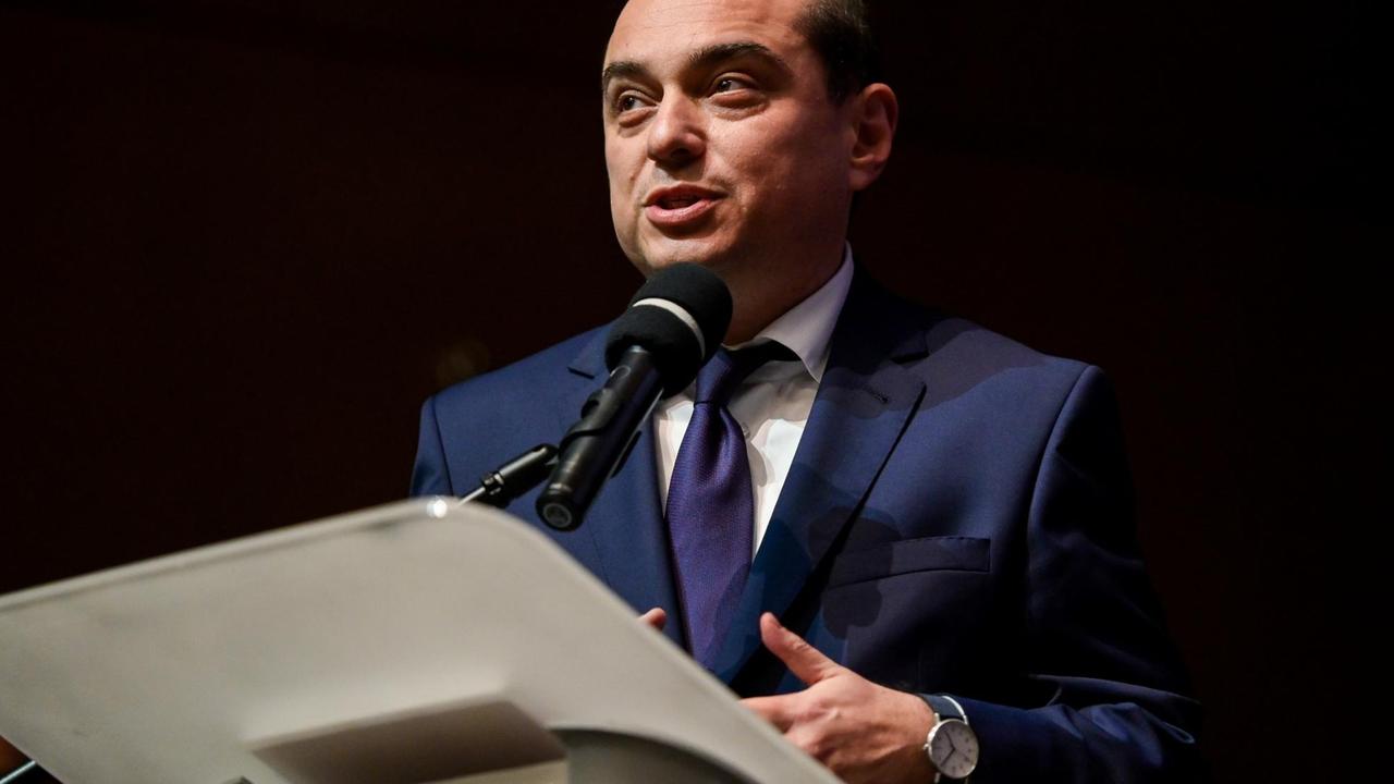 Basil Kerski steht an einem Rednerpult mit Mikrofon Basil Kerski steht an einem Rednerpult mit Mikrofon