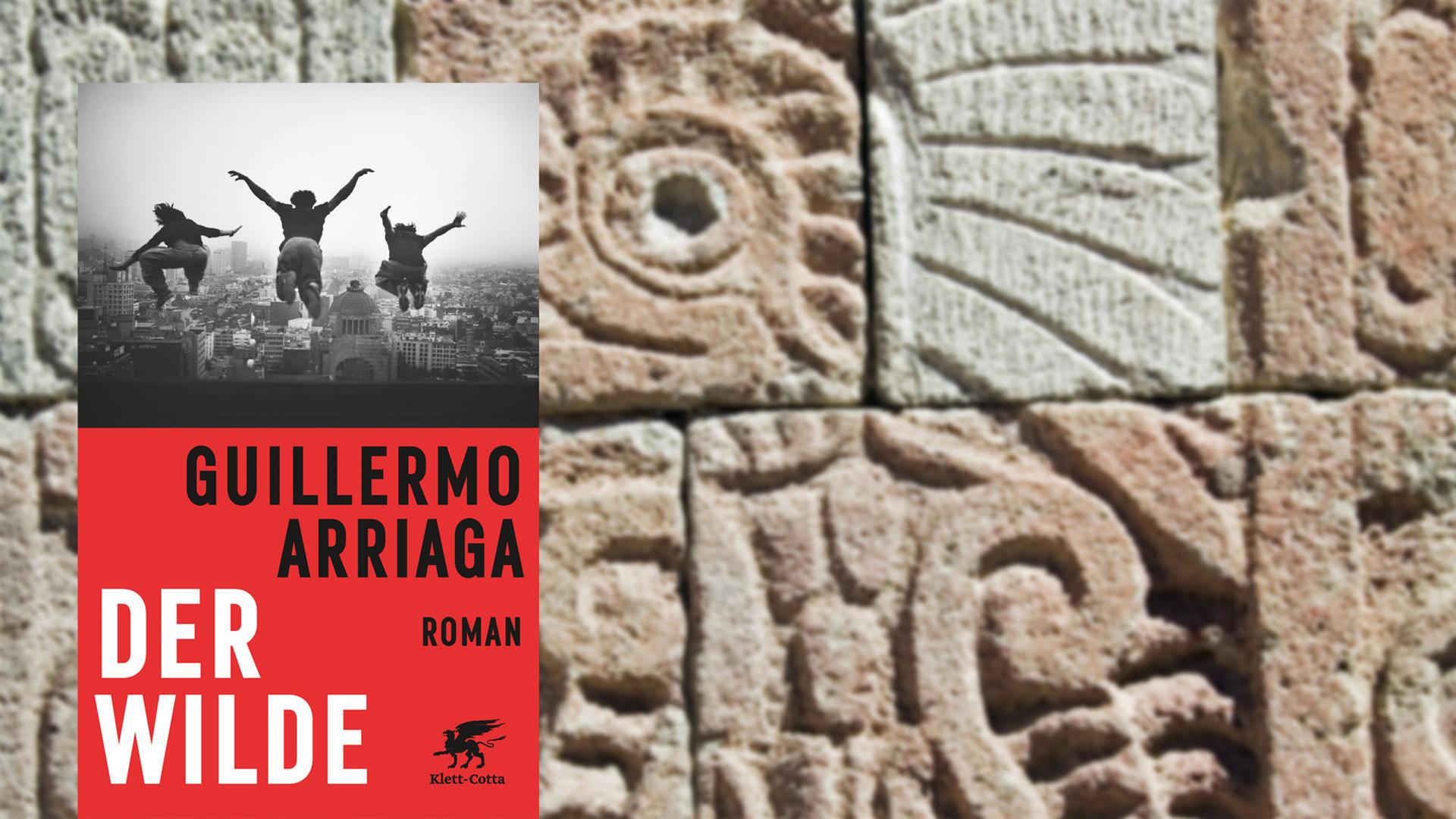 Cover von Guillermo Arriagas "Der Wilde" vor einer Säule der Azteken