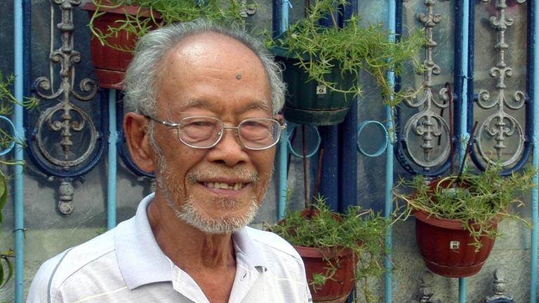 Der verstorbene Schriftsteller Pramoedya Ananta Toer, aufgenommen vor seinem Haus in Bogor, Indonesien (Foto vom 17.11.2005). Der verstorbene Schriftsteller Pramoedya Ananta Toer, aufgenommen vor seinem Haus in Bogor, Indonesien (Foto vom 17.11.2005).