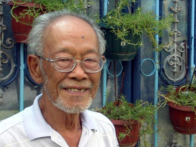 Der verstorbene Schriftsteller Pramoedya Ananta Toer, aufgenommen vor seinem Haus in Bogor, Indonesien (Foto vom 17.11.2005).