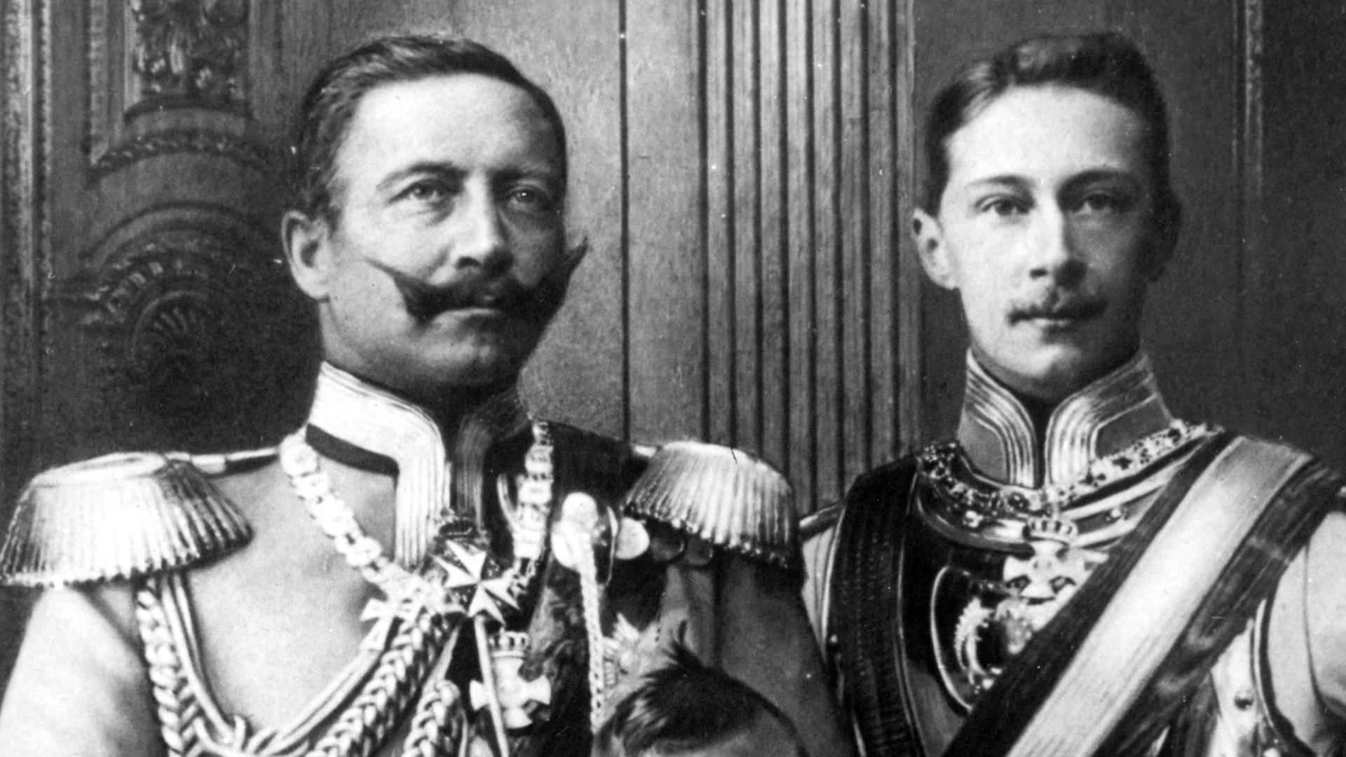 Zeitgenössische Aufnahme von Kaiser Wilhelm II. (.l) mit seinem ältesten Sohn Kronprinz Wilhelm (r.) und dessen Sohn Prinz Wilhelm. (Undatierte Aufnahme). Zeitgenössische Aufnahme von Kaiser Wilhelm II. (.l) mit seinem ältesten Sohn Kronprinz Wilhelm (r.) und dessen Sohn Prinz Wilhelm. (Undatierte Aufnahme).