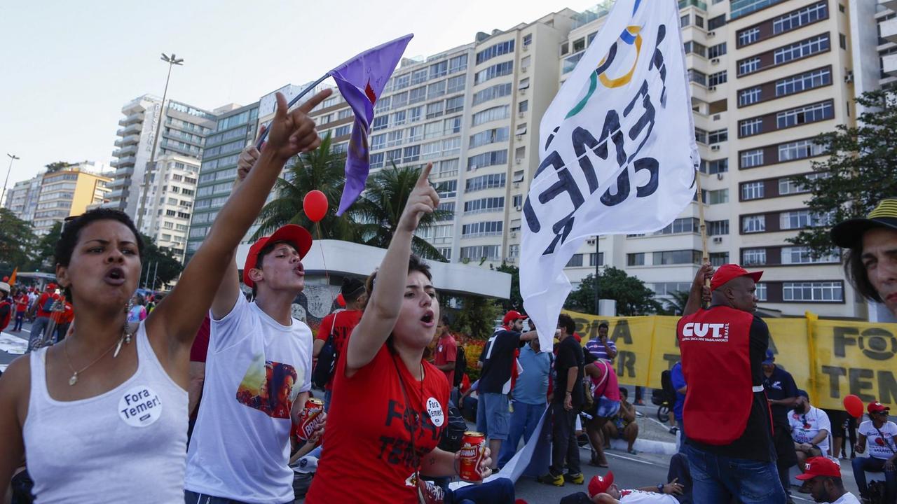 Rund 3.000 Menschen protestieren in Rio gegen die Olympischen Spiele Rund 3.000 Menschen protestieren in Rio gegen die Olympischen Spiele
