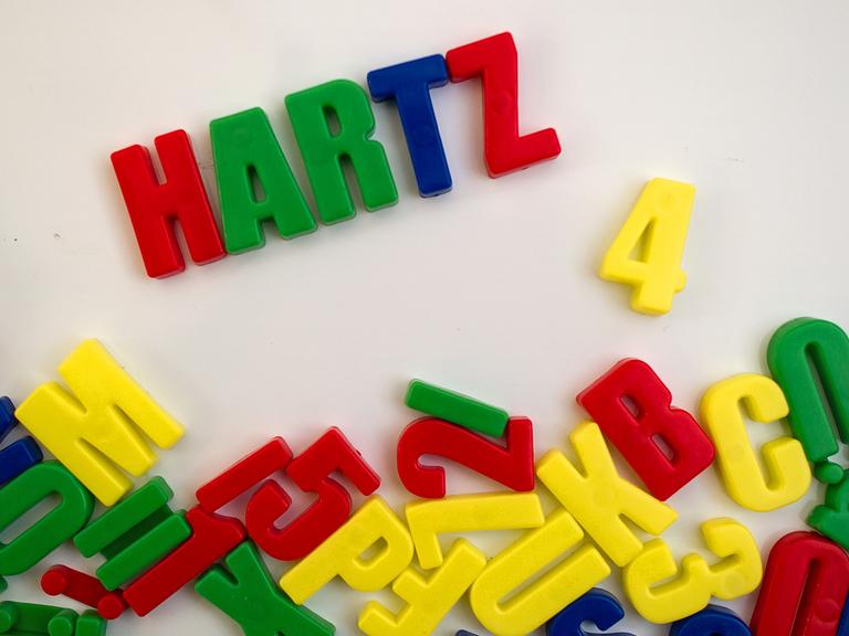 Auf einer magnetischen Spielzeugtafel steht Hartz 4 geschrieben