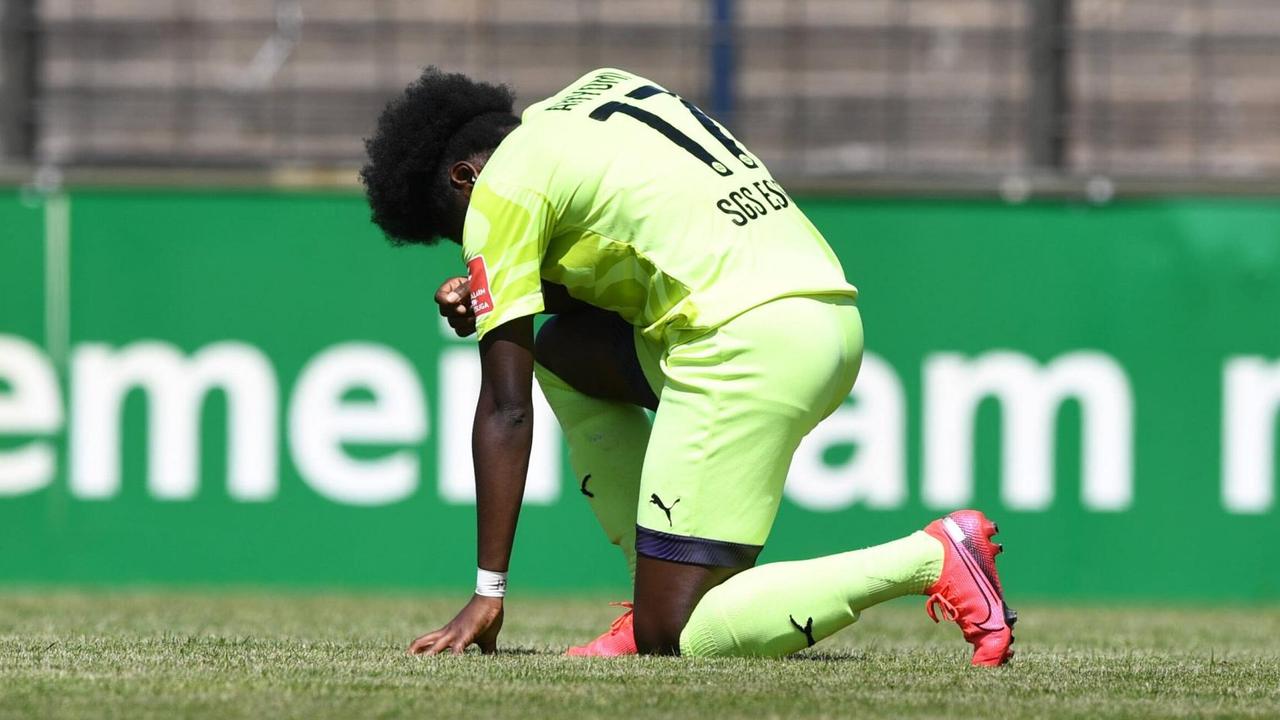 Nicole Anyomi von der SGS Essen kniet nach ihrem Tor zum 1:1 im DFB-Pokalspiel gegen Potsdam Nicole Anyomi von der SGS Essen kniet nach ihrem Tor zum 1:1 im DFB-Pokalspiel gegen Potsdam