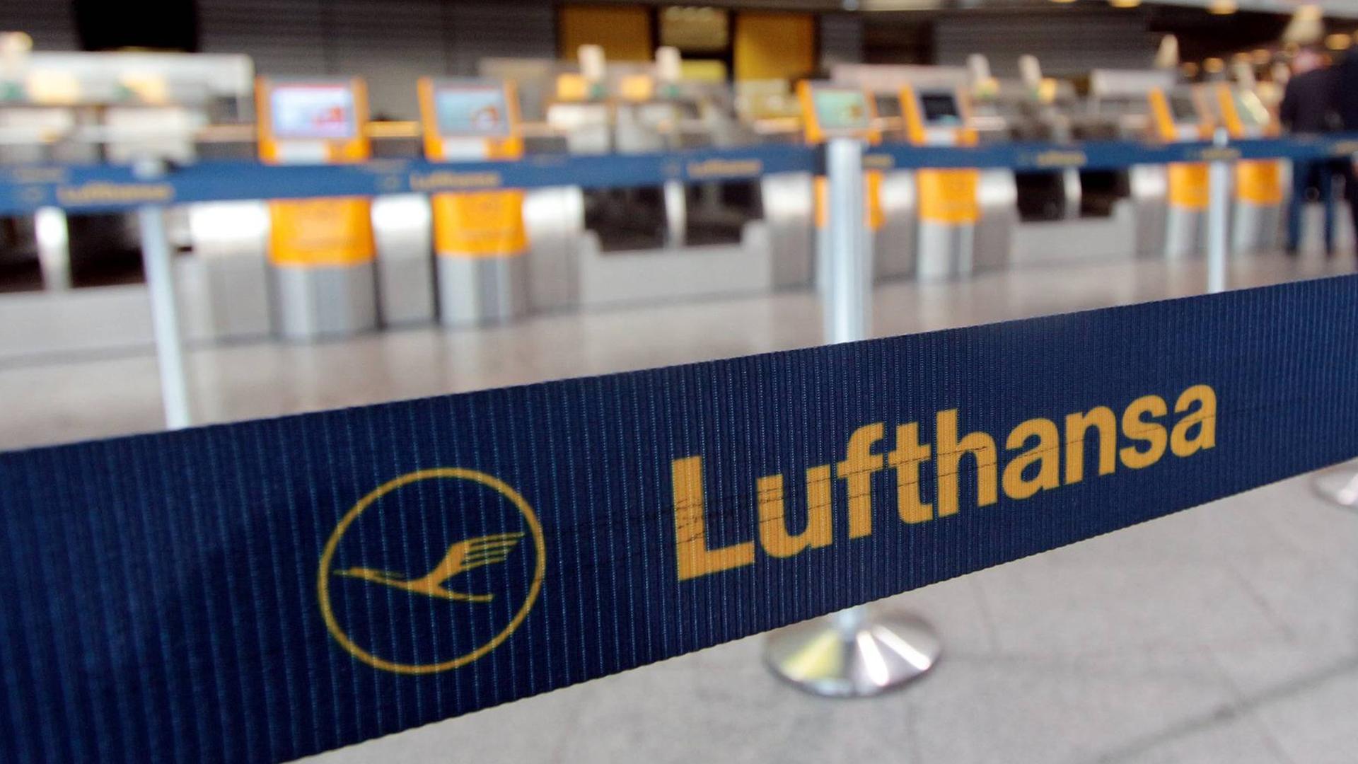 Leere Schalter am Flughafen Frankfurt/Main Leere Schalter am Flughafen Frankfurt/Main