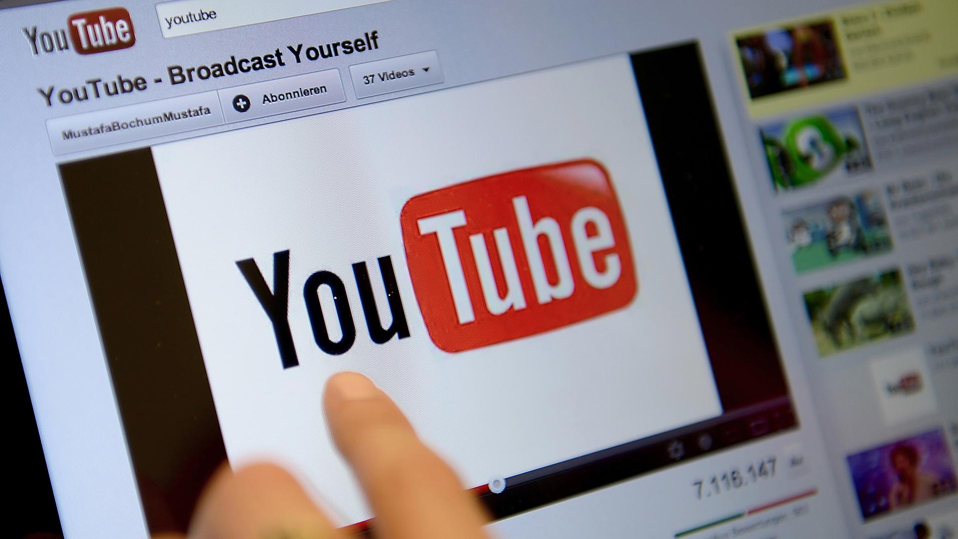 Auf einem Bildschirm ist die Youtube-Seite zu sehen. Auf einem Bildschirm ist die Youtube-Seite zu sehen.