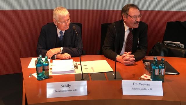 Otto Schily sitzt im Sitzungssaal des Bundestags-Sportausschusses