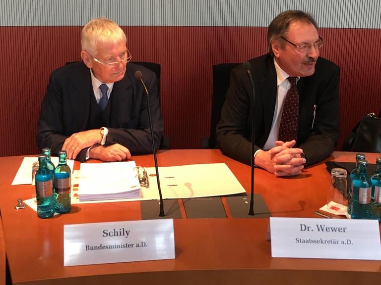 Otto Schily sitzt im Sitzungssaal des Bundestags-Sportausschusses