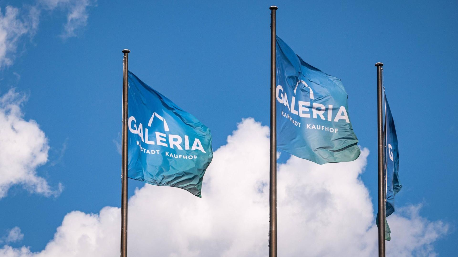 Fahnen mit dem Logo des Warenhauskonzerns Galeria Karstadt Kaufhof flattern im Wind. Fahnen mit dem Logo des Warenhauskonzerns Galeria Karstadt Kaufhof flattern im Wind.