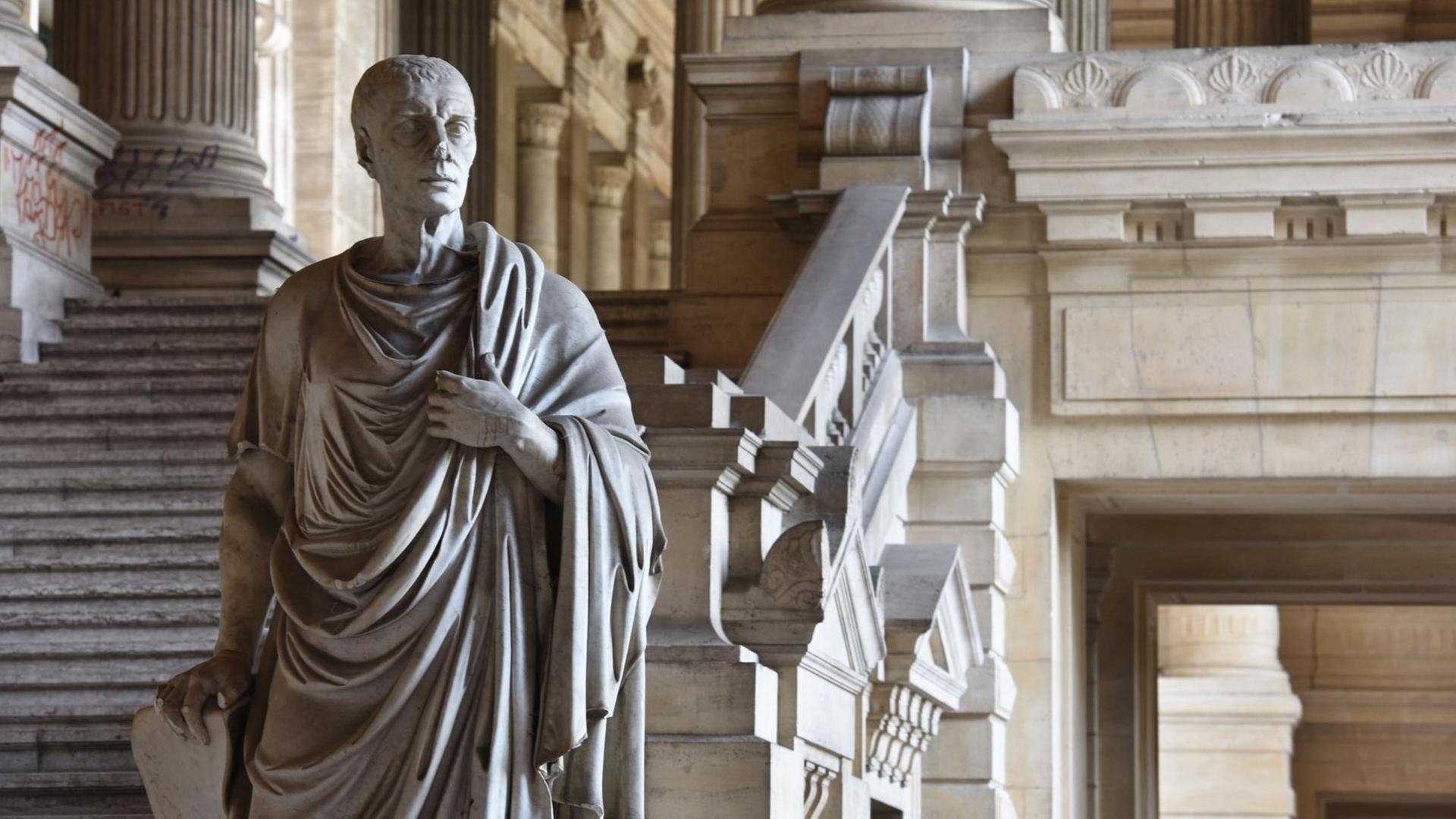 Eine Statue im belgischen Justizpalast in Brüssel stellt den antiken römischen Staatsmann Cicero dar. Eine Statue im belgischen Justizpalast in Brüssel stellt den antiken römischen Staatsmann Cicero dar.