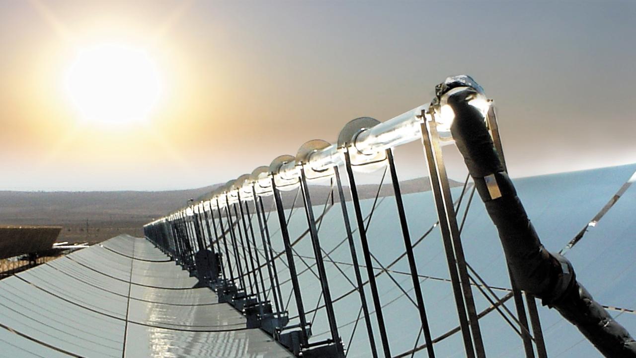 Die Sonne scheint über einem Parabolspiegel eines solarthermischen Parabolrinnenkraftwerks in der Nähe von Las Vegas. Die Sonne scheint über einem Parabolspiegel eines solarthermischen Parabolrinnenkraftwerks in der Nähe von Las Vegas.
