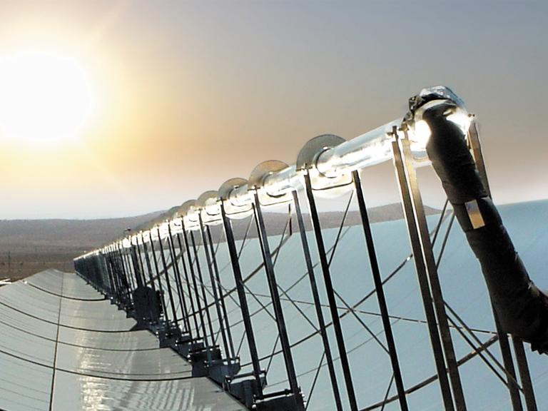 Die Sonne scheint über einem Parabolspiegel eines solarthermischen Parabolrinnenkraftwerks in der Nähe von Las Vegas.