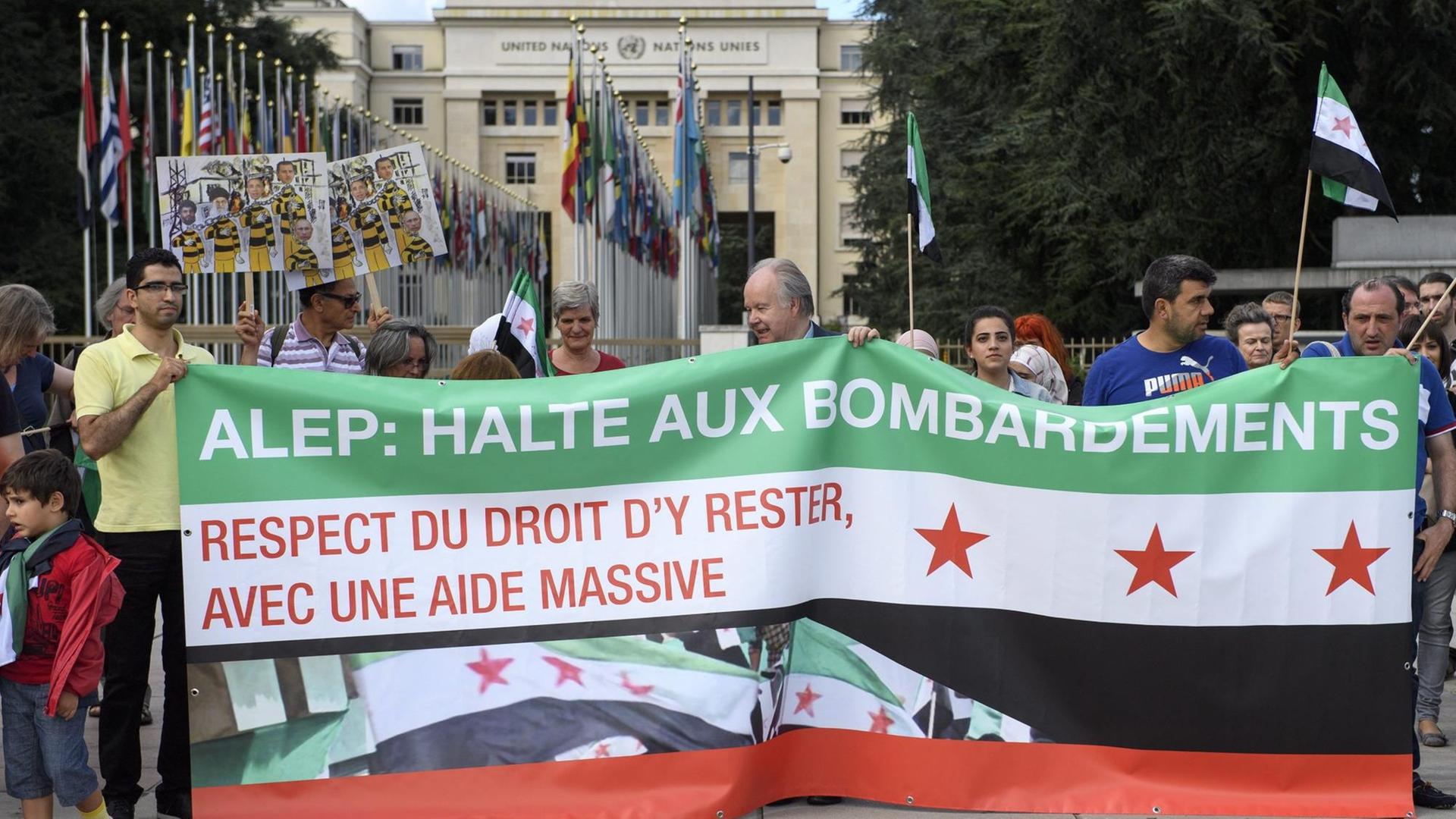 Menschen demonstrieren gegen das Bombardement von Aleppo auf dem Platz der Nationen vor der europäischen Zentrale der Vereinten Nationen in Genf.