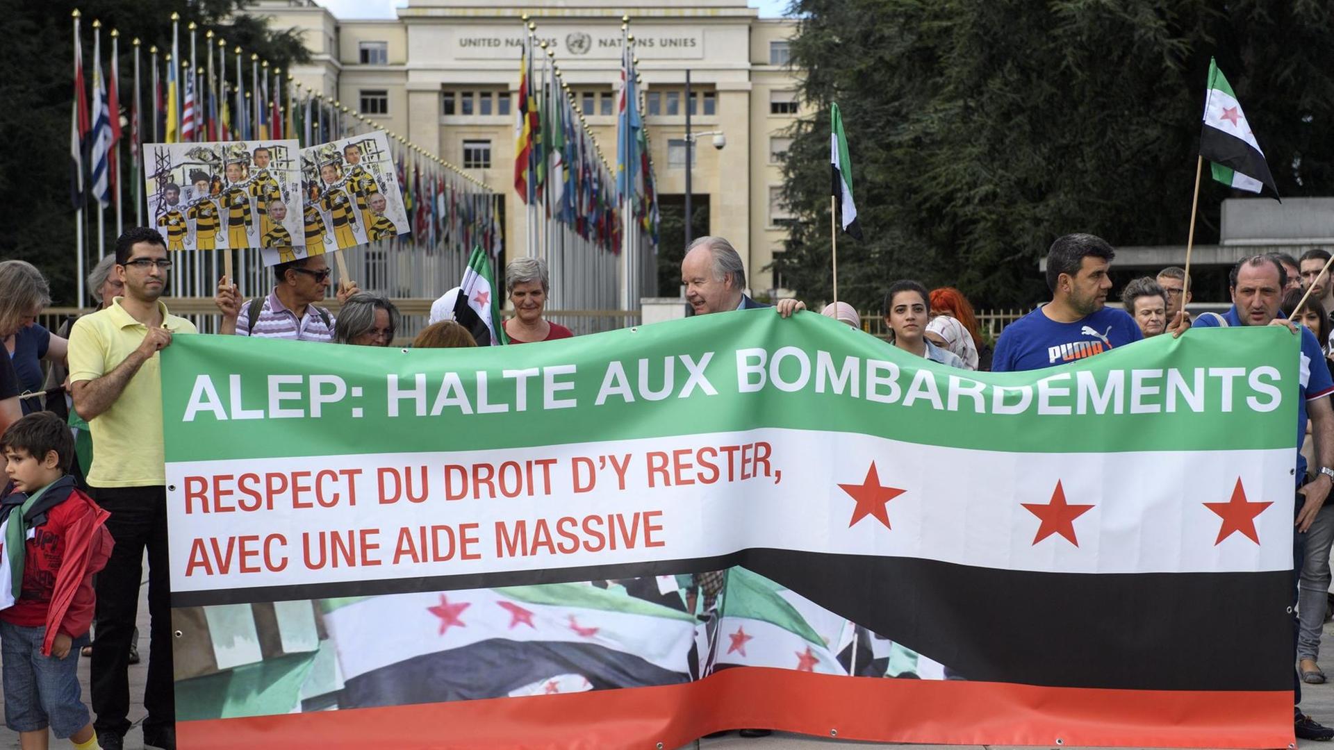 Menschen demonstrieren gegen das Bombardement von Aleppo auf dem Platz der Nationen vor der europäischen Zentrale der Vereinten Nationen in Genf. Menschen demonstrieren gegen das Bombardement von Aleppo auf dem Platz der Nationen vor der europäischen Zentrale der Vereinten Nationen in Genf.