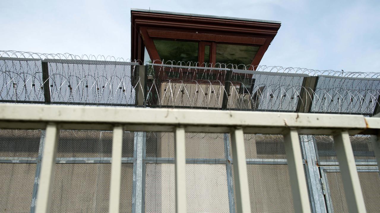 Wachturm über einer Außenmauer der JVA Tegel in Berlin Wachturm über einer Außenmauer der JVA Tegel in Berlin