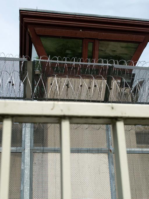 Wachturm über einer Außenmauer der JVA Tegel in Berlin