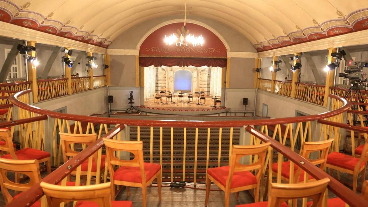 Blick in das Halbrund des Theaters auf die alte Kulissenbühne. Blick in das Halbrund des Theaters auf die alte Kulissenbühne.