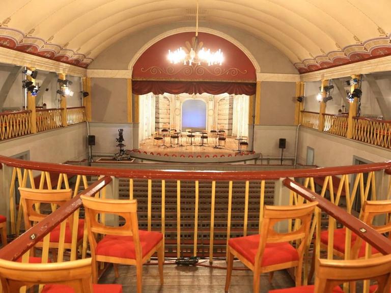 Blick in das Halbrund des Theaters auf die alte Kulissenbühne.