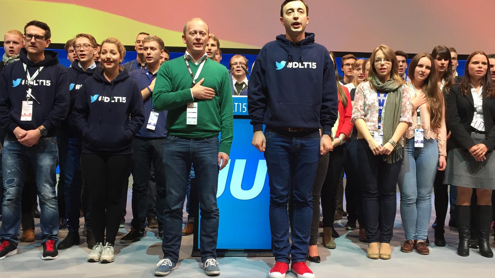 Deutschlandtag der Jungen Union im Hamburg; Aufnahme vom 18.10. 2015: Delegierte singen die Nationalhymne.
