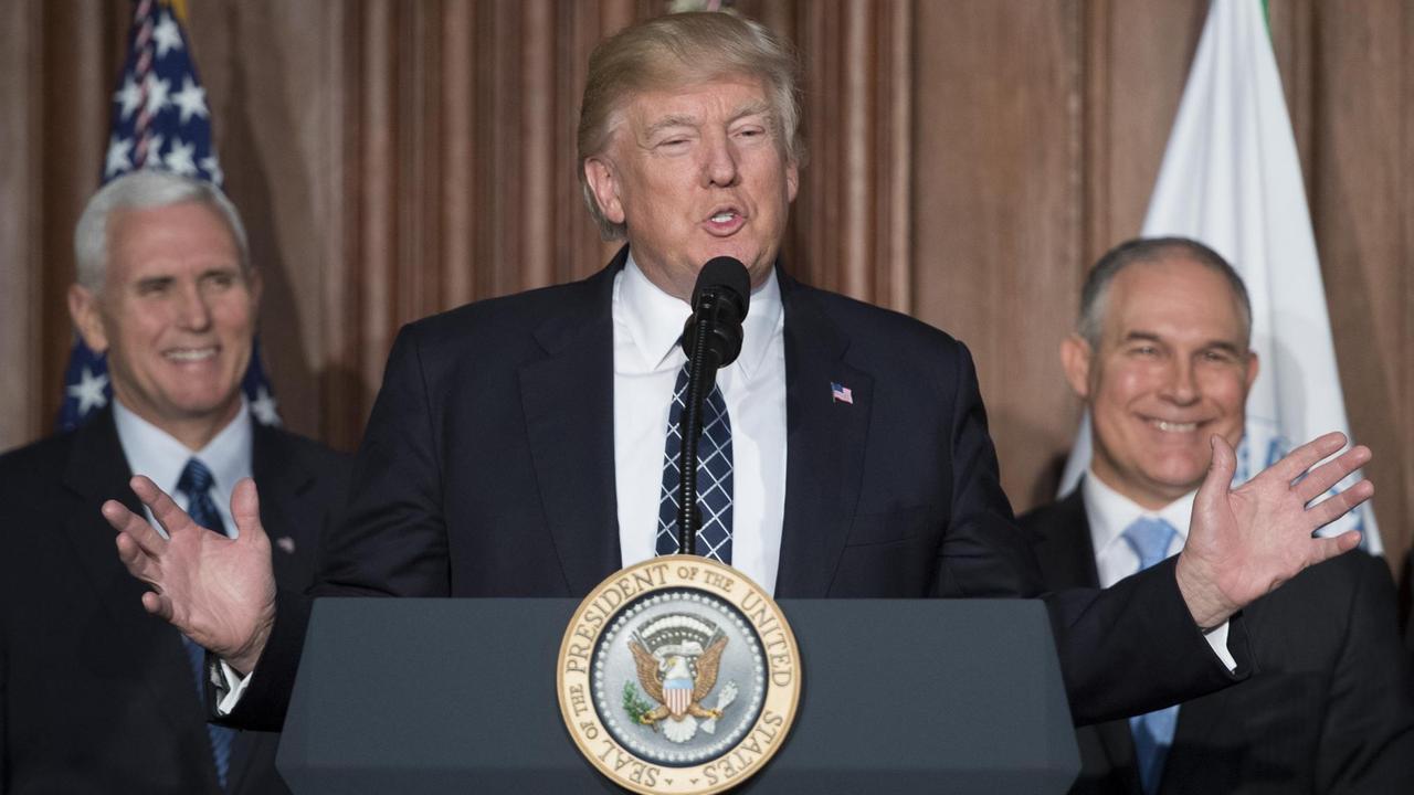US-Präsident Donald Trump spricht vor der Unterzeichnung eines Dekrets, mit dem die Umweltauflagen seines Vorgängers Barack Obama aufgehoben werden. US-Präsident Donald Trump spricht vor der Unterzeichnung eines Dekrets, mit dem die Umweltauflagen seines Vorgängers Barack Obama aufgehoben werden.