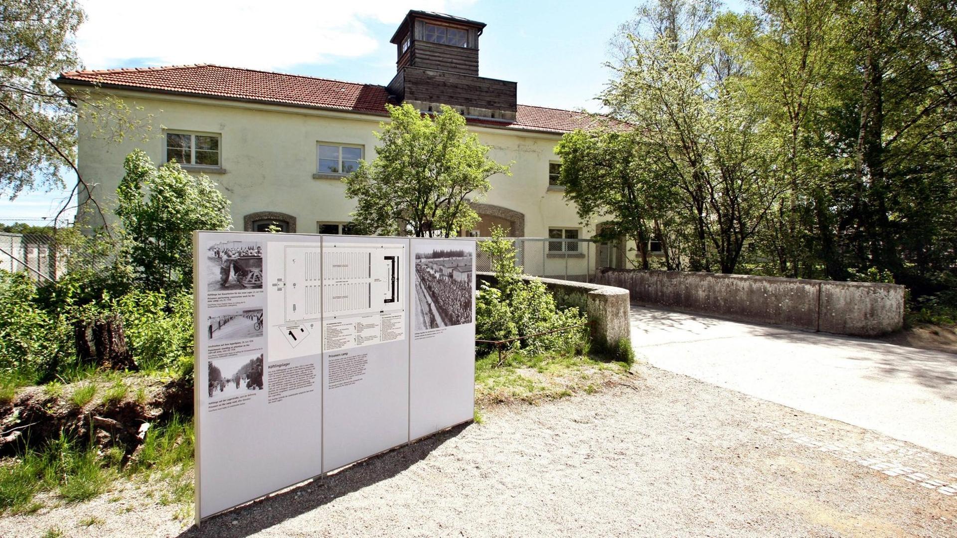Schautafeln am Besuchereingang der KZ-Gedenkstätte Dachau. Schautafeln am Besuchereingang der KZ-Gedenkstätte Dachau.