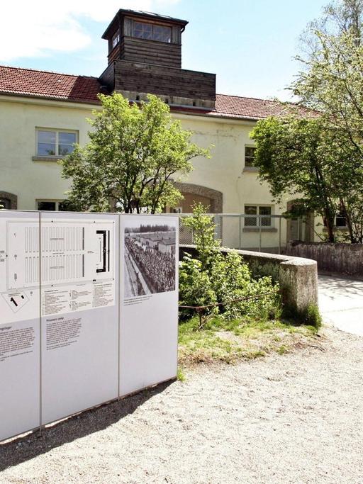 Schautafeln am Besuchereingang der KZ-Gedenkstätte Dachau.
