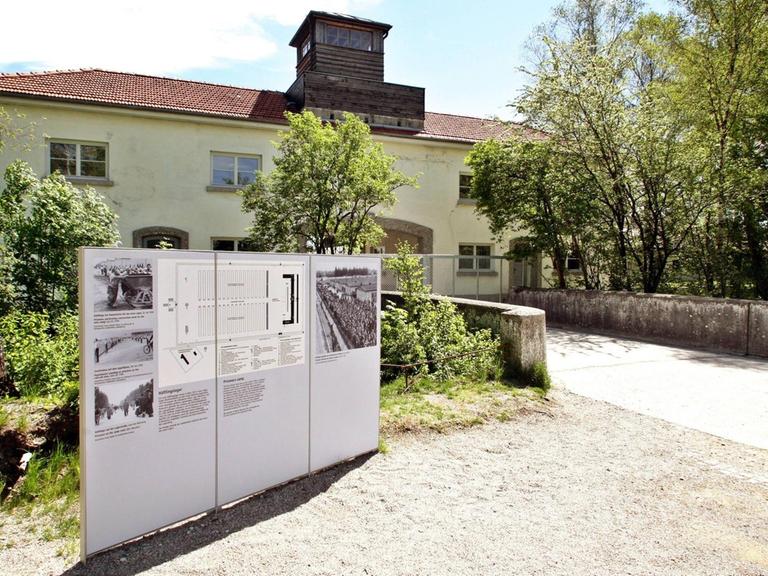 Schautafeln am Besuchereingang der KZ-Gedenkstätte Dachau.