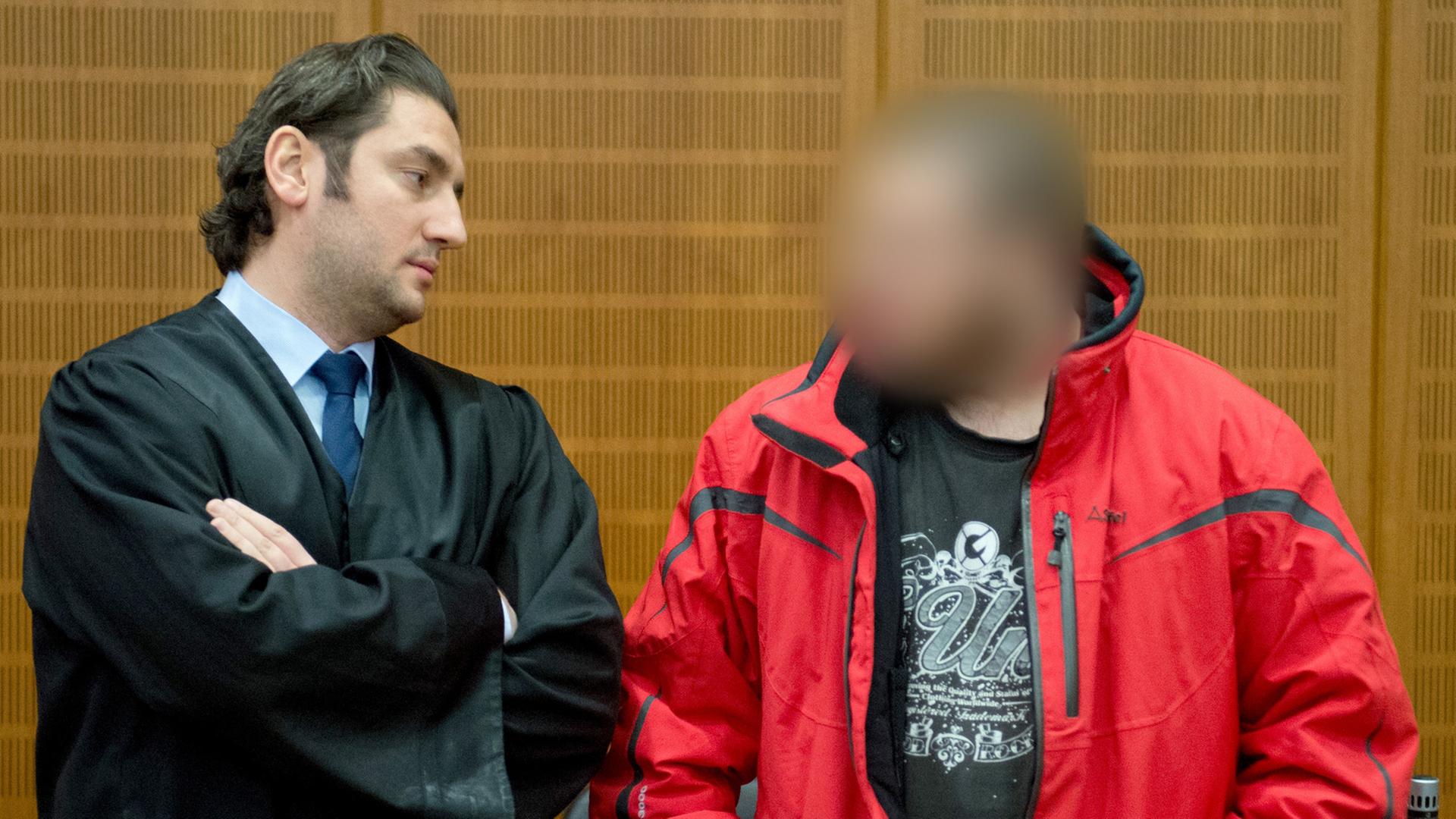 Ein 20-jähriger Islamist steht am 5.12.2014 mit seinem Anwalt in einem Gerichtssaal im Oberlandesgericht Frankfurt am Main.