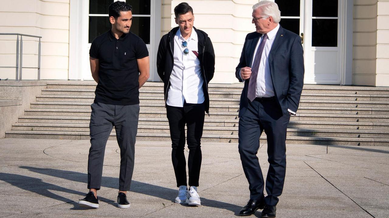 Frank-Walter Steinmeier mit Ilkay Gündogan (l.)und Mesut Özil (M.) Frank-Walter Steinmeier mit Ilkay Gündogan (l.)und Mesut Özil (M.)