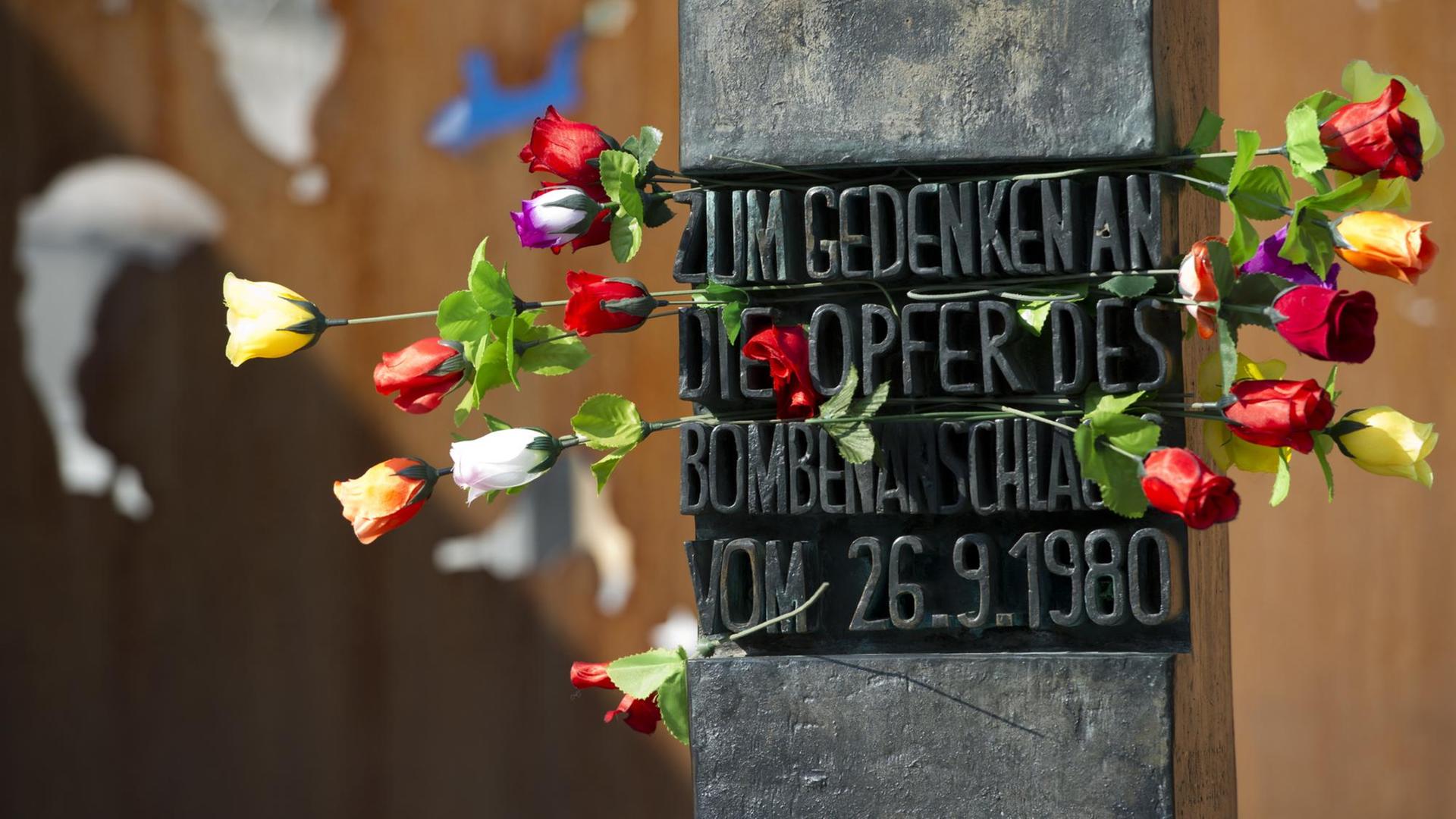Bunte Stoffrosen hängen an einem Mahnmal, wo am 26.09.1980 eine Bombe in der Nähe des Haupteingangs des Oktoberfests explodierte. 13 Menschen starben bei dem Anschlag, dutzende wurden schwer verletzt. Bunte Stoffrosen hängen an einem Mahnmal, wo am 26.09.1980 eine Bombe in der Nähe des Haupteingangs des Oktoberfests explodierte. 13 Menschen starben bei dem Anschlag, dutzende wurden schwer verletzt.