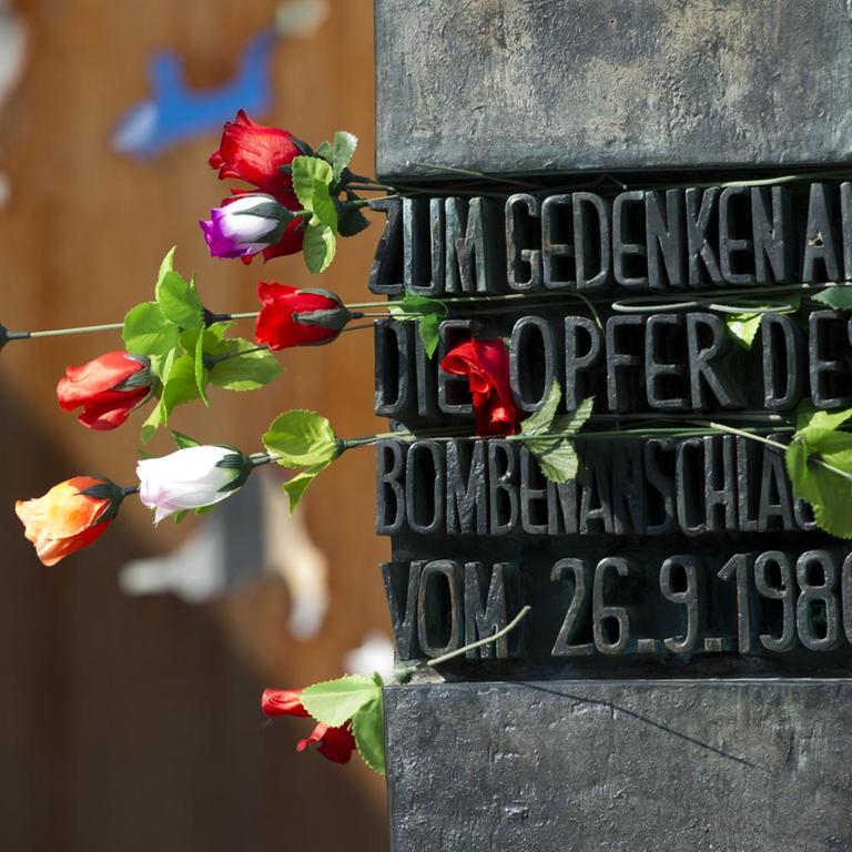 Bunte Stoffrosen hängen an einem Mahnmal, wo am 26.09.1980 eine Bombe in der Nähe des Haupteingangs des Oktoberfests explodierte. 13 Menschen starben bei dem Anschlag, dutzende wurden schwer verletzt.
