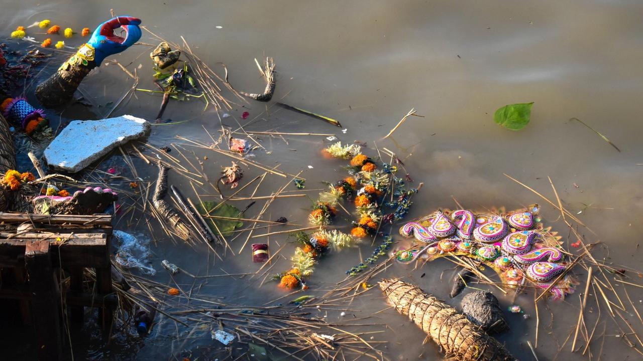 Der verschmutzte Ganges in Indien.