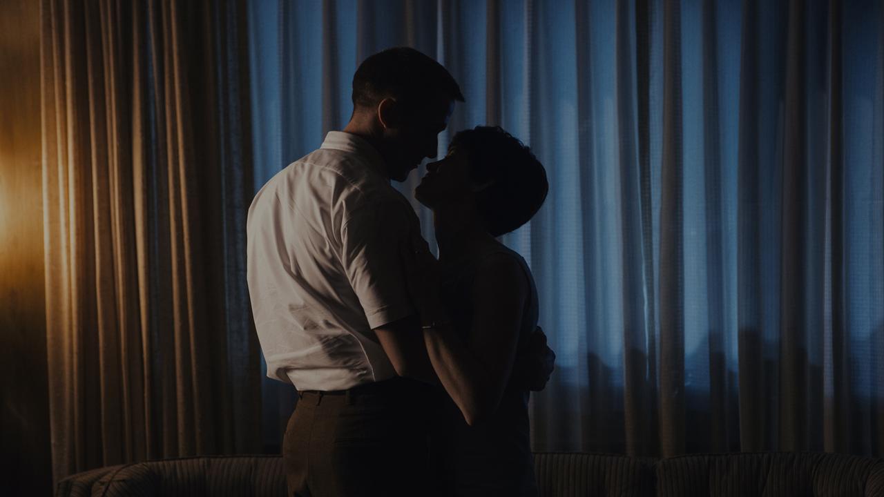 Filmstill aus "First Man" - Neil Armstrong (Ryan Gosling) mit seiner Ehefrau Janet (Claire Foy) in einer Umarmung Filmstill aus "First Man" - Neil Armstrong (Ryan Gosling) mit seiner Ehefrau Janet (Claire Foy) in einer Umarmung