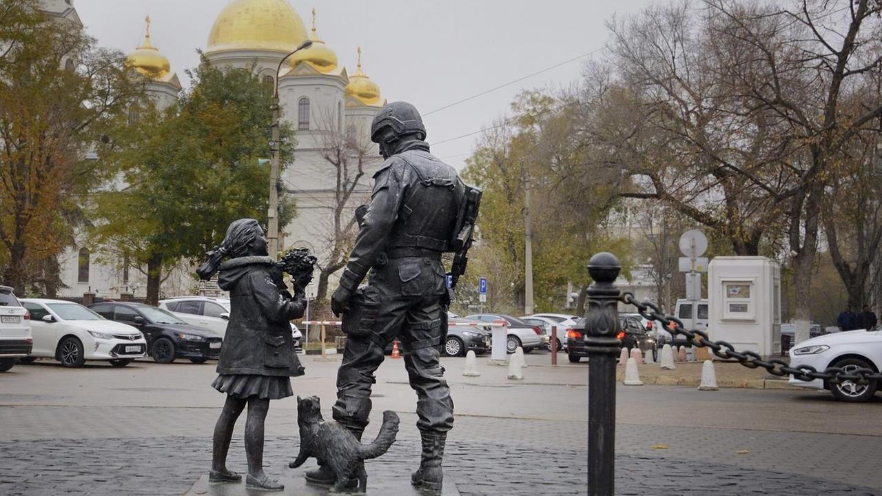 Russland ließ ein Denkmal auf der Krim errichten für die "höflichen Menschen", auch als "grüne Männlein" bekannt sind, russische Soldaten ohne Abzeichen, die 2014 die Halbinsel besetzten.