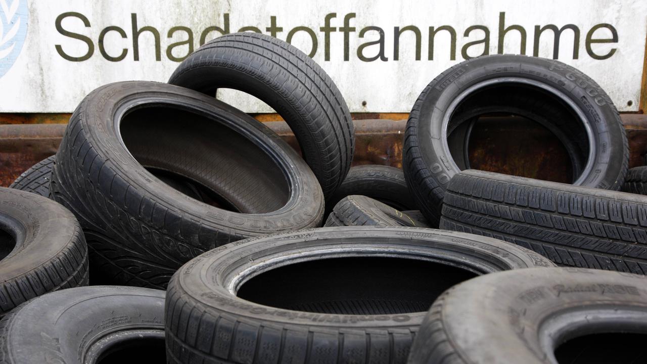 Alte Autoreifen auf dem Recyclinghof der Gelsendienste in Gelsenkirchen, aufgenommen am 22.4.2009 Alte Autoreifen auf dem Recyclinghof der Gelsendienste in Gelsenkirchen, aufgenommen am 22.4.2009