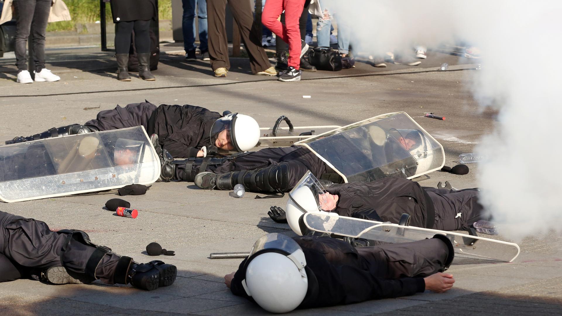 Künstler stellen am 03.06.2015 in Hamburg in Erinnerung an die Proteste auf dem Tahrir-Platz in Kairo, dem Gezi-Park in Istanbul oder dem Maidan-Platz in Kiew eine Demonstration zwischen Polizisten und Aktivisten nach. Künstler stellen am 03.06.2015 in Hamburg in Erinnerung an die Proteste auf dem Tahrir-Platz in Kairo, dem Gezi-Park in Istanbul oder dem Maidan-Platz in Kiew eine Demonstration zwischen Polizisten und Aktivisten nach.