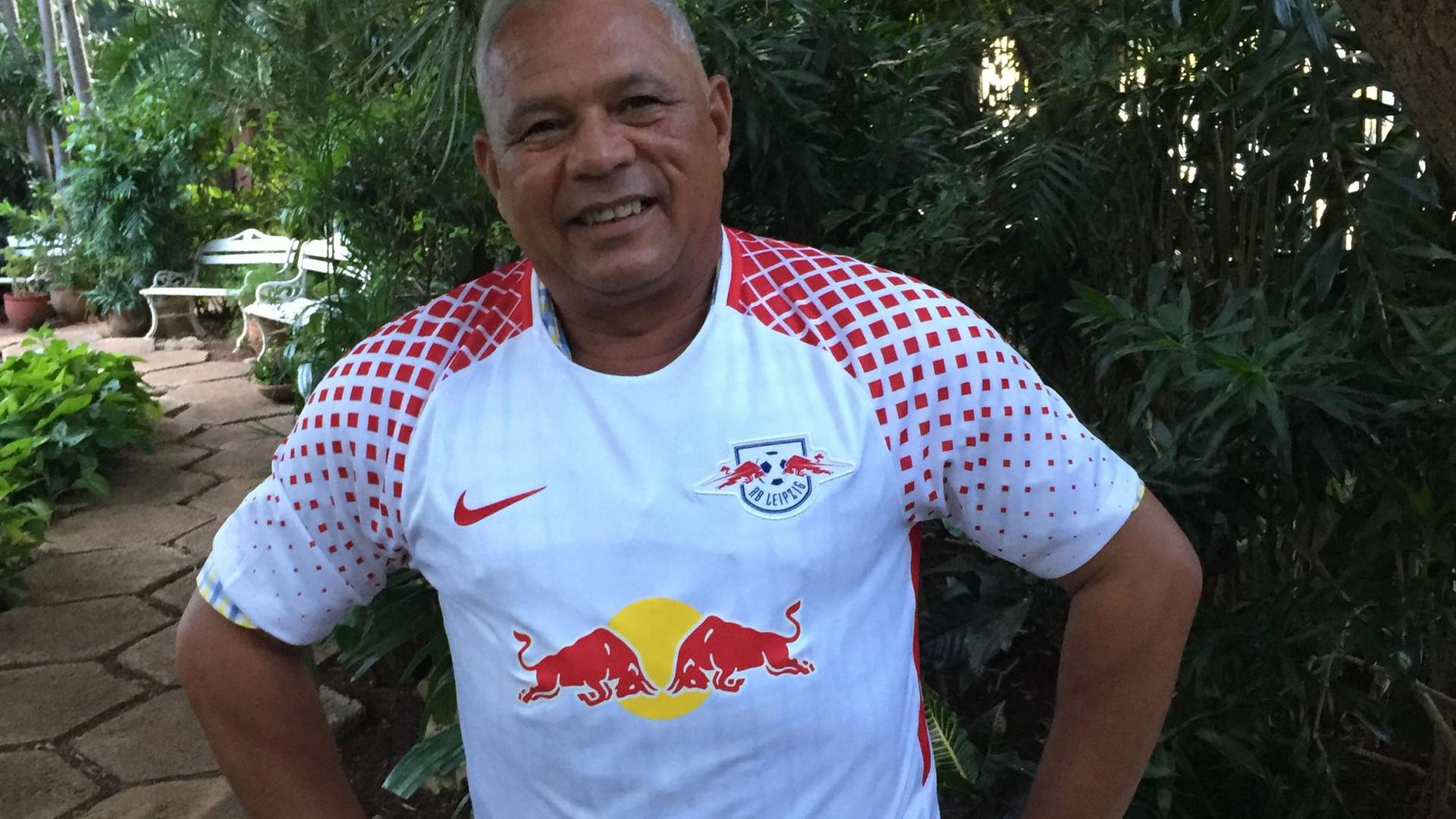 Fan Roberto Diaz mit RB-Leipzig-Trikot in Havanna Fan Roberto Diaz mit RB-Leipzig-Trikot in Havanna