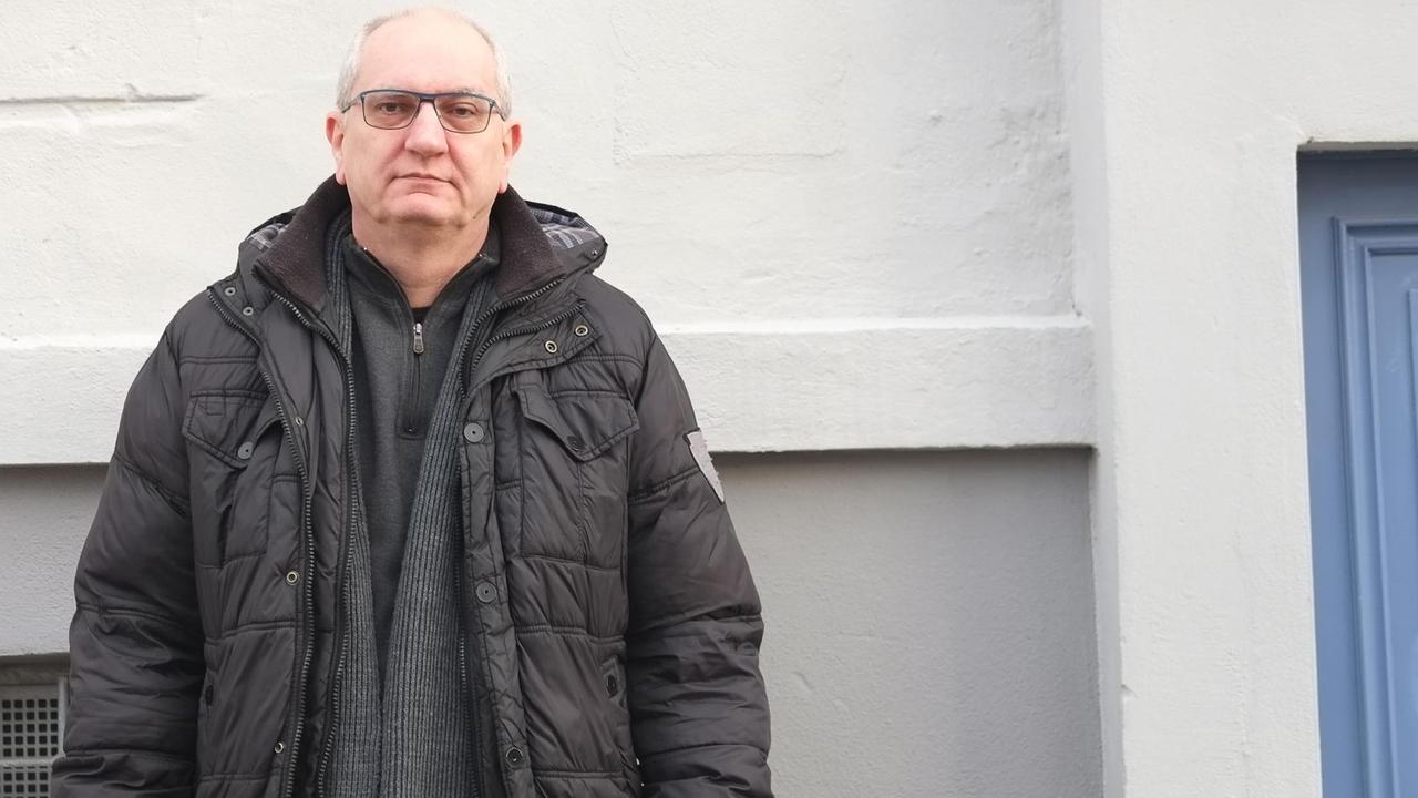 Gerhard Zawatzki steht vor draußen vor einer weißen Wand. Der IT-Spezialist half nach dem Anschlag auf dem Berliner Breitscheidplatz Verletzten. Die Erlebnisse haben ihn arbeitsunfähig gemacht. Gerhard Zawatzki steht vor draußen vor einer weißen Wand. Der IT-Spezialist half nach dem Anschlag auf dem Berliner Breitscheidplatz Verletzten. Die Erlebnisse haben ihn arbeitsunfähig gemacht.