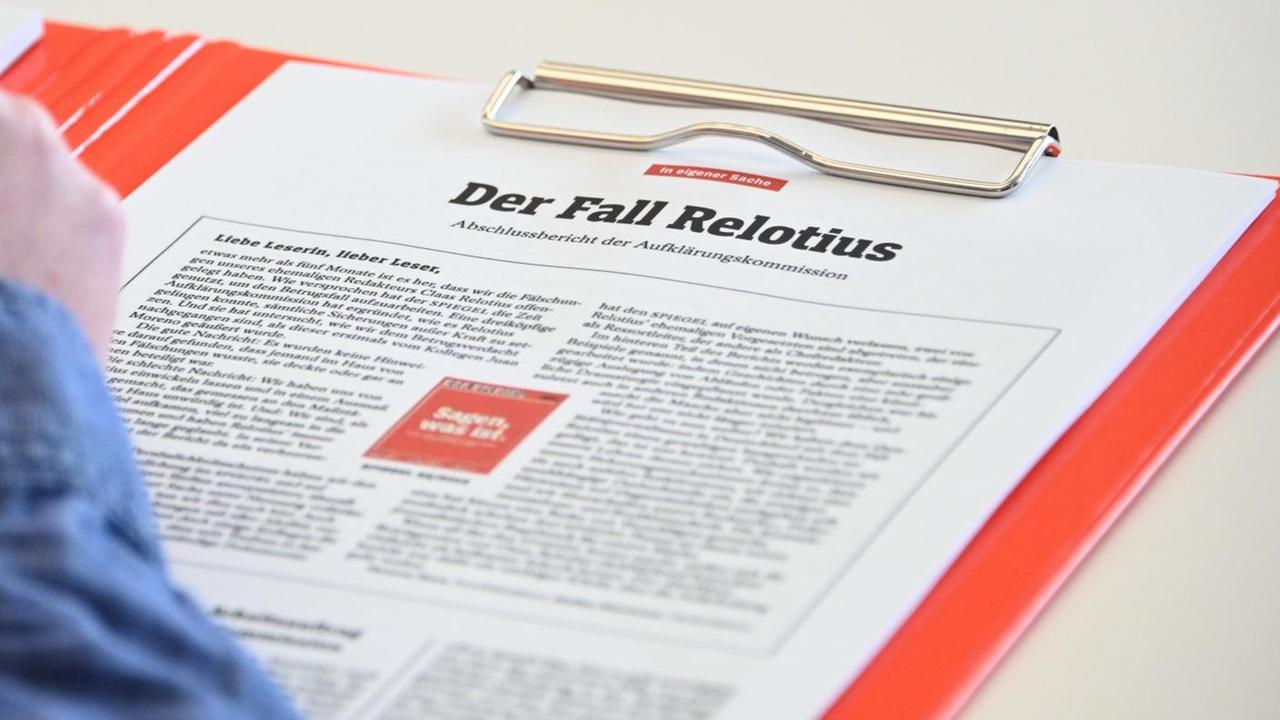24.05.2019, Hamburg: Der Abschlussbericht zur Fälschungsaffäre Relotius liegt während der Präsentation auf einem Tisch im Verlagsgebäude. Gut fünf Monate nach Bekanntwerden des Fälschungsfalls um den Reporter Claas Relotius hat der «Spiegel» einen Abschlussbericht zu der Affäre vorgelegt. Der «Spiegel»-Verlag in Hamburg hatte die Fälschungen im Dezember 2018 öffentlich gemacht. Dem «Spiegel» zufolge waren seit 2011 rund 60 Texte im Heft und bei «Spiegel Online» erschienen, die der Journalist geschrieben hat oder an denen er beteiligt war. Darin hatte Relotius zum Teil Protagonisten und Szenen erfunden.. Foto: Marcus Brandt/dpa | Verwendung weltweit 24.05.2019, Hamburg: Der Abschlussbericht zur Fälschungsaffäre Relotius liegt während der Präsentation auf einem Tisch im Verlagsgebäude. Gut fünf Monate nach Bekanntwerden des Fälschungsfalls um den Reporter Claas Relotius hat der «Spiegel» einen Abschlussbericht zu der Affäre vorgelegt. Der «Spiegel»-Verlag in Hamburg hatte die Fälschungen im Dezember 2018 öffentlich gemacht. Dem «Spiegel» zufolge waren seit 2011 rund 60 Texte im Heft und bei «Spiegel Online» erschienen, die der Journalist geschrieben hat oder an denen er beteiligt war. Darin hatte Relotius zum Teil Protagonisten und Szenen erfunden.. Foto: Marcus Brandt/dpa | Verwendung weltweit