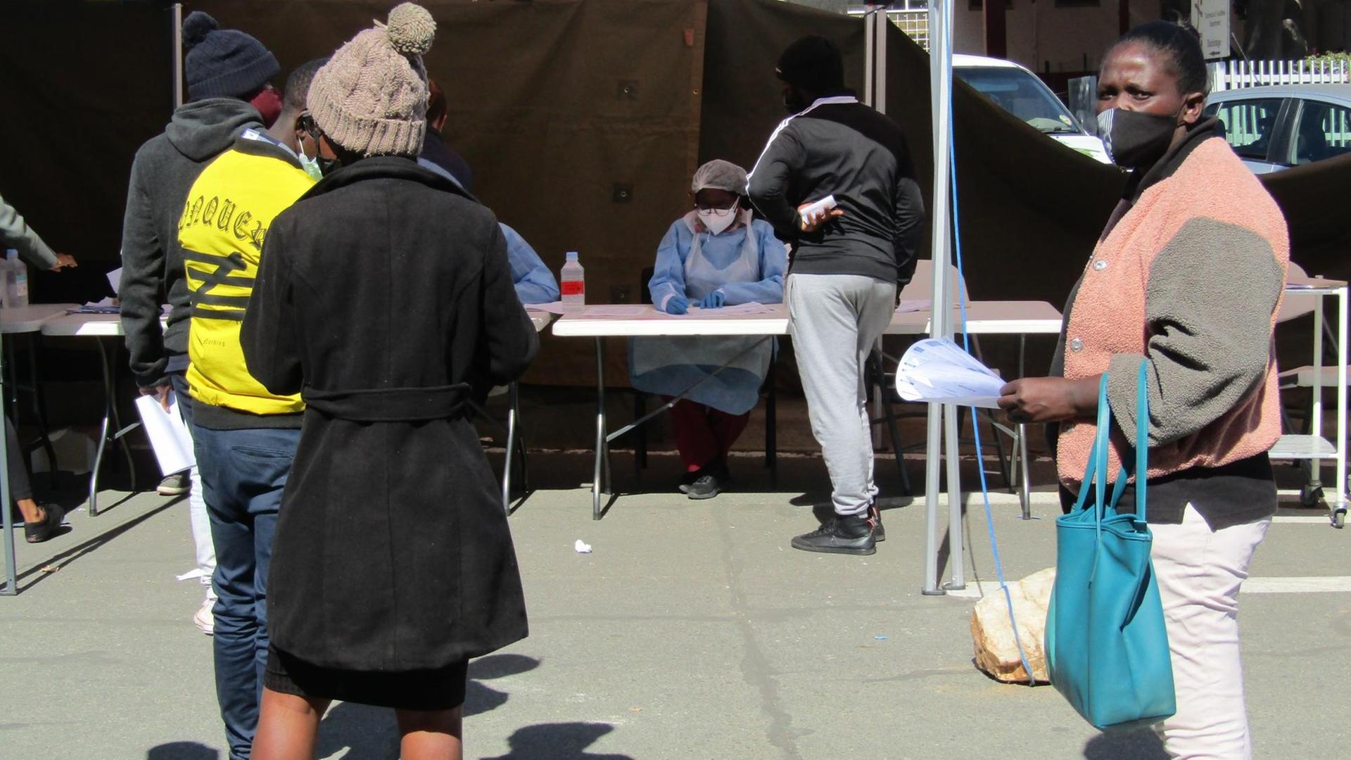 Menschen warten in Namibias Hauptstadt Windhoek auf ihren Covid-19-Test. Menschen warten in Namibias Hauptstadt Windhoek auf ihren Covid-19-Test.