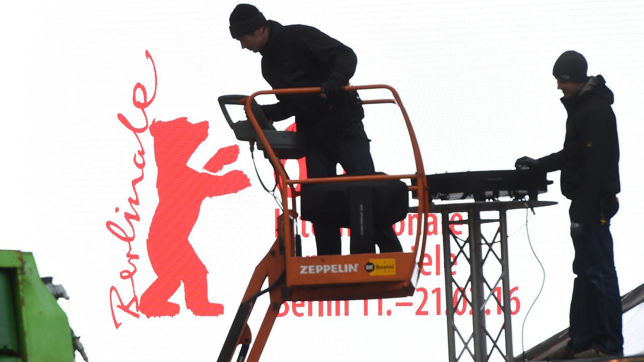 Arbeiter bereiten vor dem Logo der 66. Internationalen Filmfestspiele die Aufbauten am roten Teppich am Berlinale-Palast auf dem Potsdamer Platz vor. Arbeiter bereiten vor dem Logo der 66. Internationalen Filmfestspiele die Aufbauten am roten Teppich am Berlinale-Palast auf dem Potsdamer Platz vor.