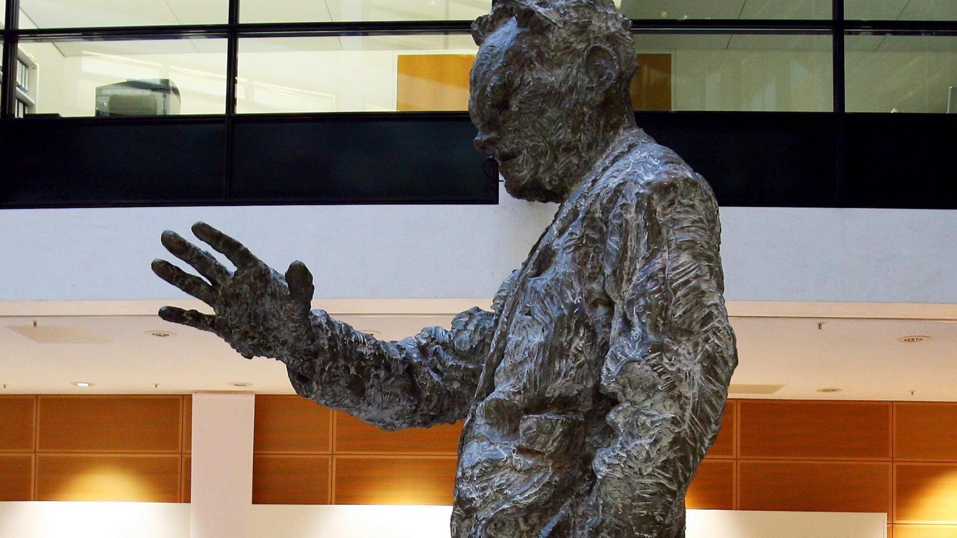 Blick auf die Willy-Brandt-Statue in der SPD-Zentrale in Berlin Blick auf die Willy-Brandt-Statue in der SPD-Zentrale in Berlin