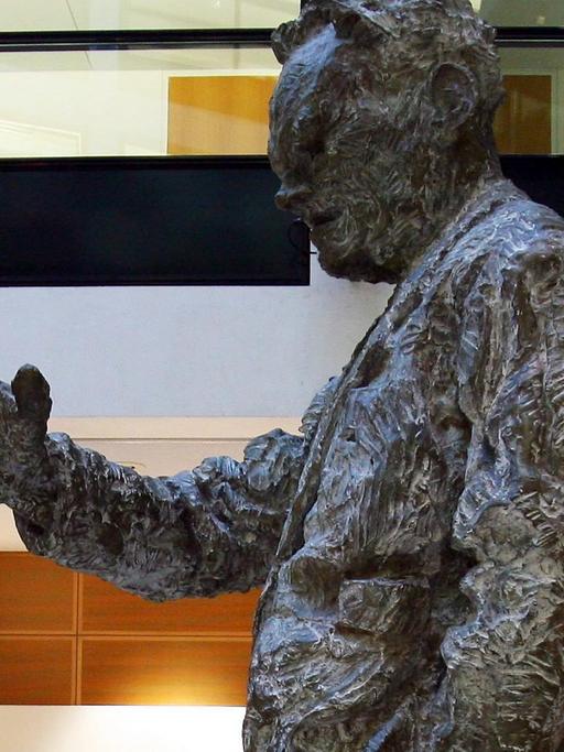 Blick auf die Willy-Brandt-Statue in der SPD-Zentrale in Berlin