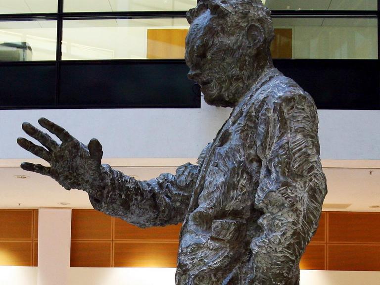 Blick auf die Willy-Brandt-Statue in der SPD-Zentrale in Berlin