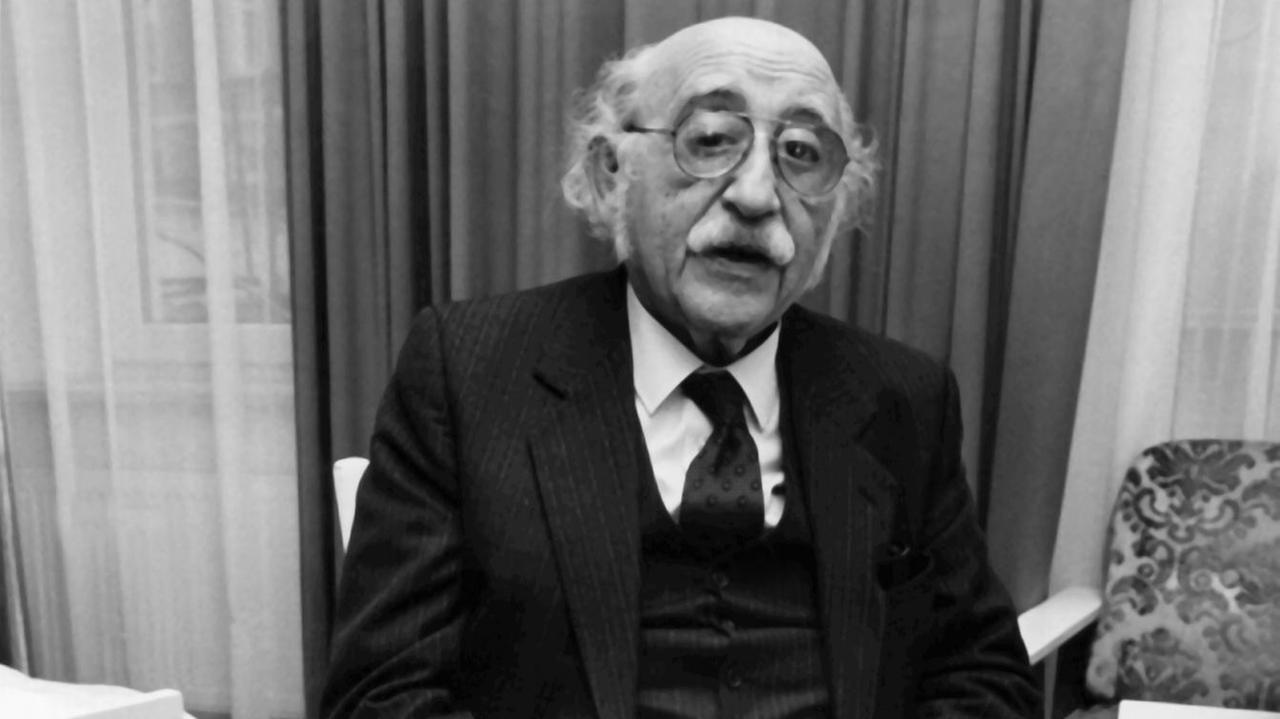 Ein Schwarz-Weiß-Foto zeigt den israelischen Schriftsteller und Religionsphilosophen Schalom Ben-Chorin im Jahr 1989