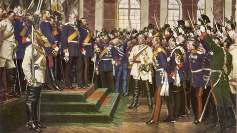 Wilhelm I. König von Preußen bei der Proklamation zum ersten Kaiser von Deutschland, 1871 im Spiegelsaal von Versailles. Otto von Bismarck, deutscher Kanzler, steht im weißen Anzug in der Mitte. 